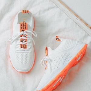 New sneakers,never worn in a box